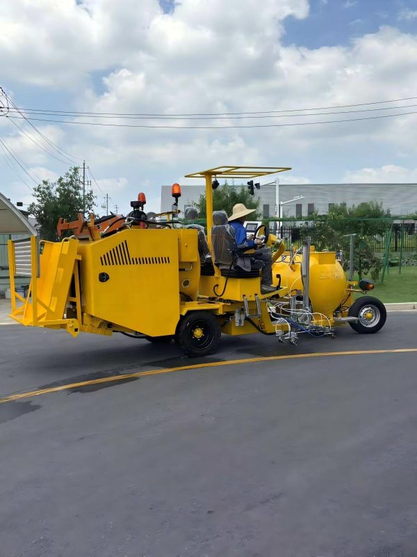 Ride-On Self-Propelled Two-Component Cold Spray Road Marking Machine Exporter